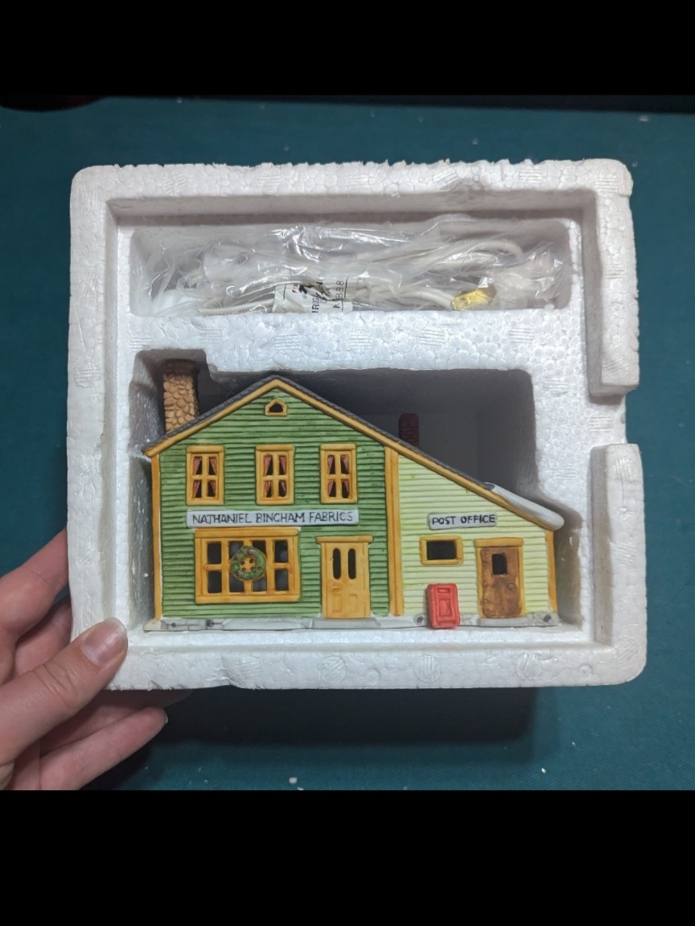 Dept 56 - New England Village Series - Nathaniel Bingham Fabrics & Post Office